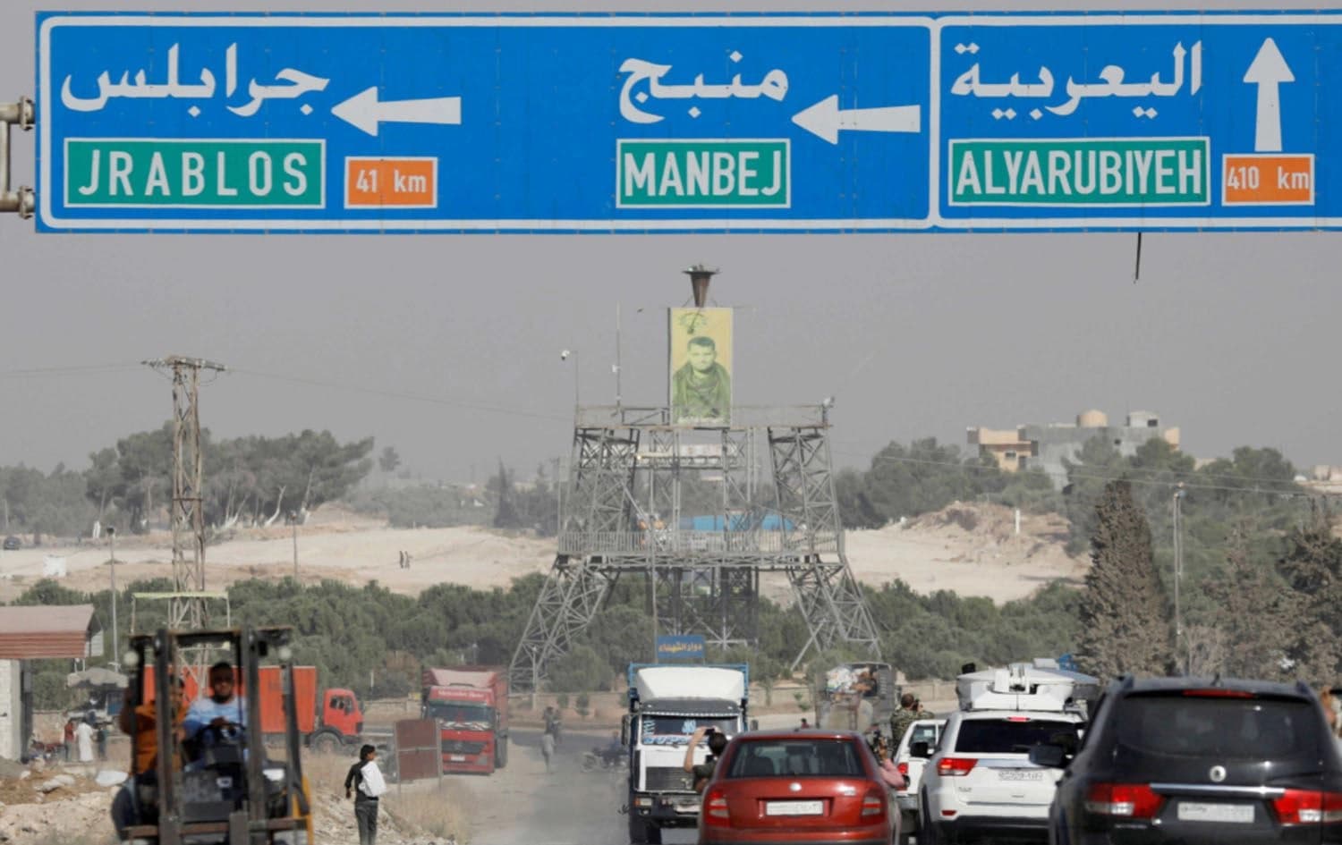 يافطة تشير إلى مدينة منبج