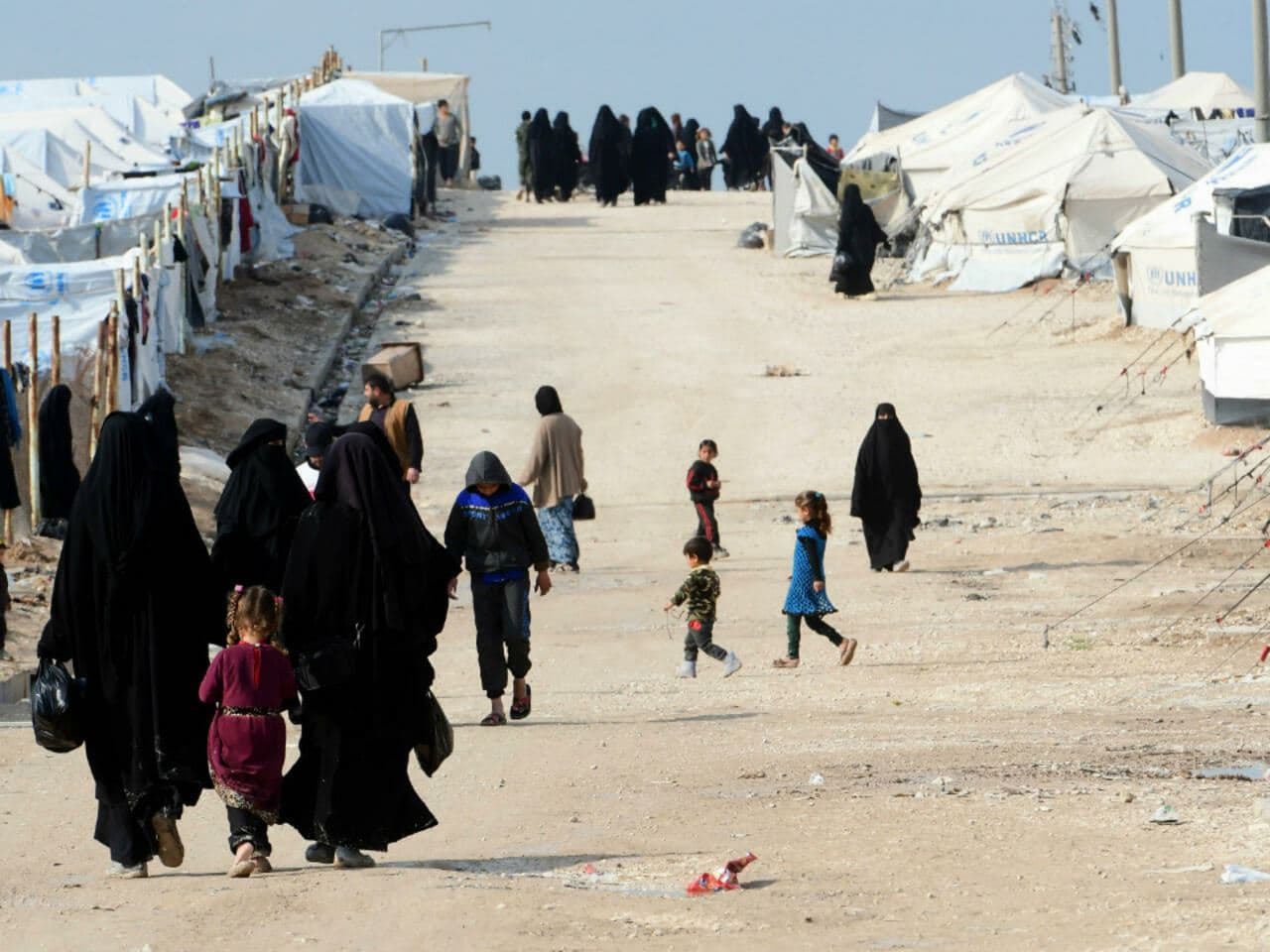 نساء وأطفال مسلحي داعش في مخيم الهول/ AFP