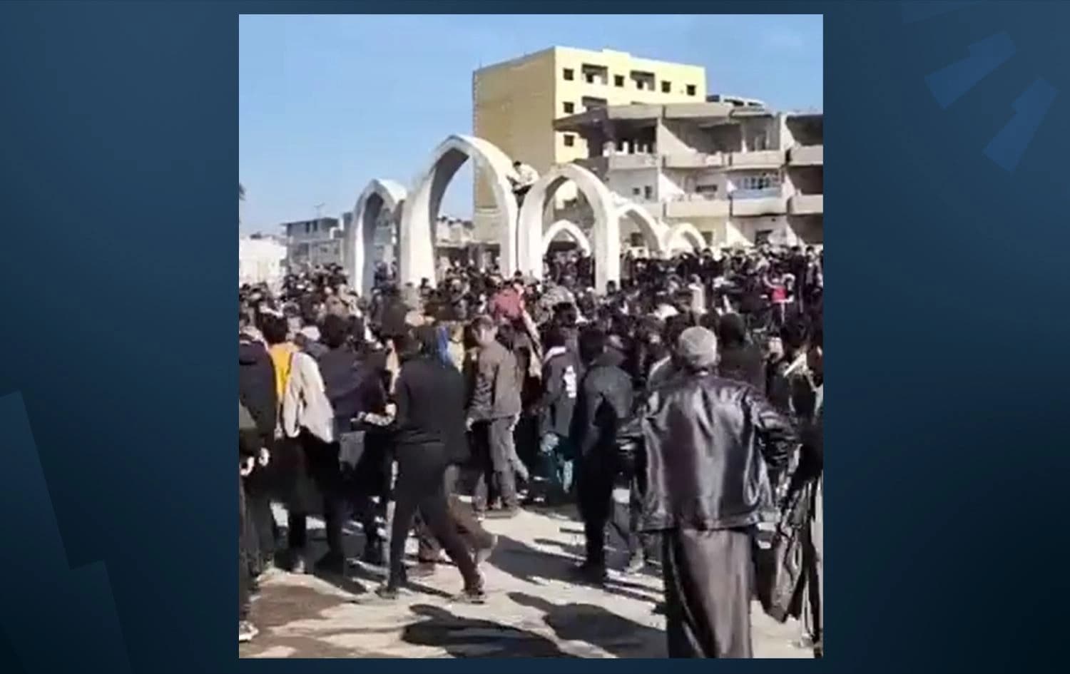 جزء من التظاهرة في دوار النعيم وسط الرقة