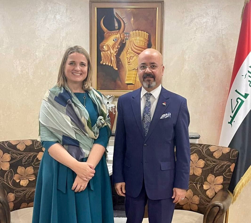 السفير حيدر منصور العذاري رئيس دائرة أوروبا وسفيرة جمهورية إيرلندا المعتمدة لدى العراق والمقيمة في عمان ماريان بولجر