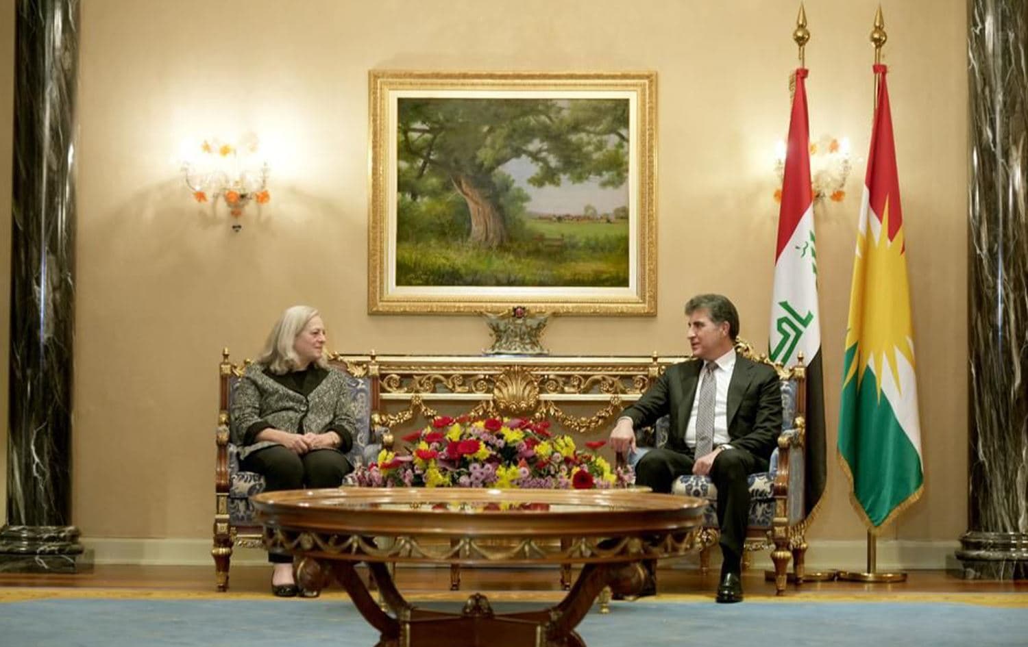 رئيس إقليم كوردستان نيجيرفان بارزاني خلال استقباله السفيرة الأميركية في العراق ألينا رومانوسكي