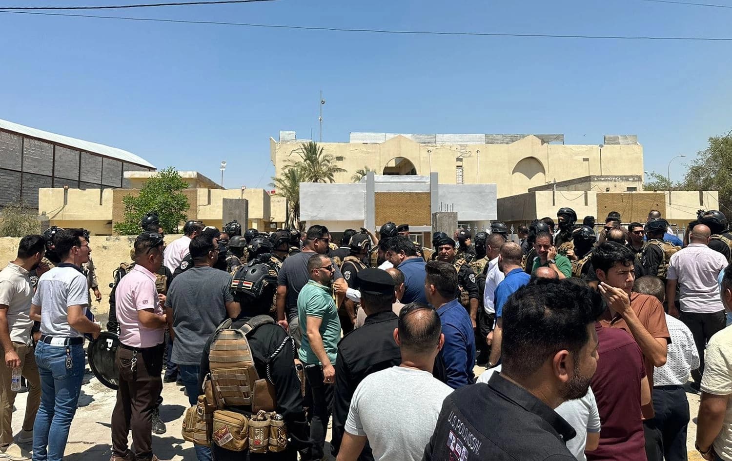 قوة مسلحة تقتحم مقر نقابة الصحفيين في الديوانية