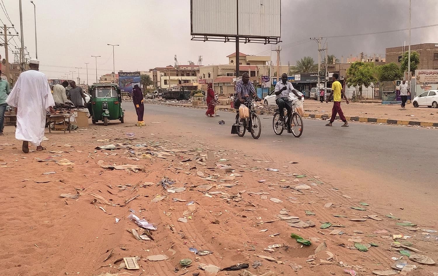 تصاعد الدخان جراء القتال في السودان - AFP