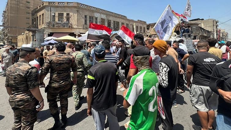 احتجاجات أمام مبنى البنك المركزي في بغداد جراء ارتفاع سعر الدولار