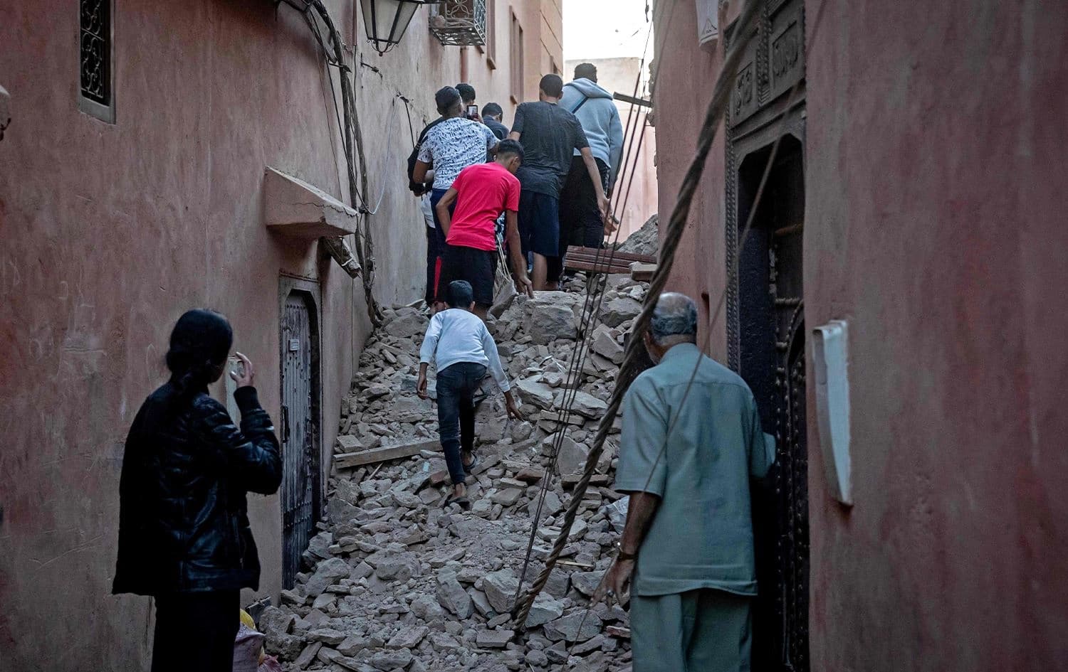 سكان حي قديم في مراكش عقب الزلزال - الصورة/ AFP