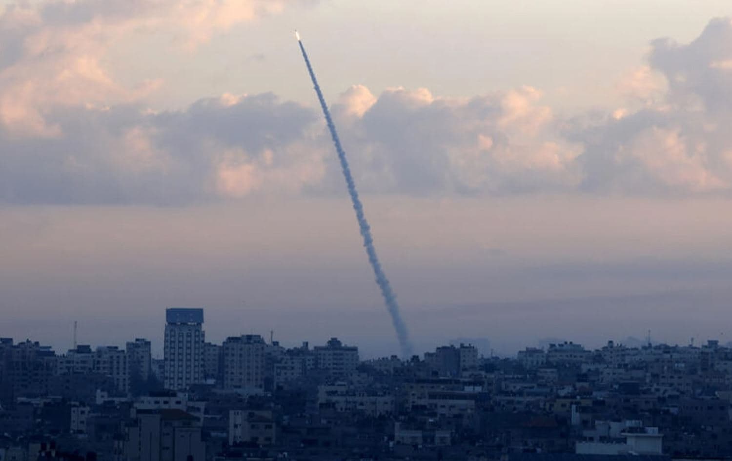 إطلاق صاروخ من قطاع غزة نحو إسرائيل - محمود الهمص / AFP