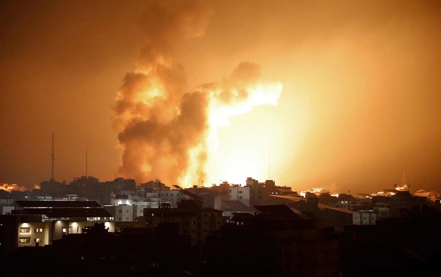 دخان يتصاعد فوق المباني خلال غارة جوية إسرائيلية على مدينة غزة - تصوير إياد بابا / AFP