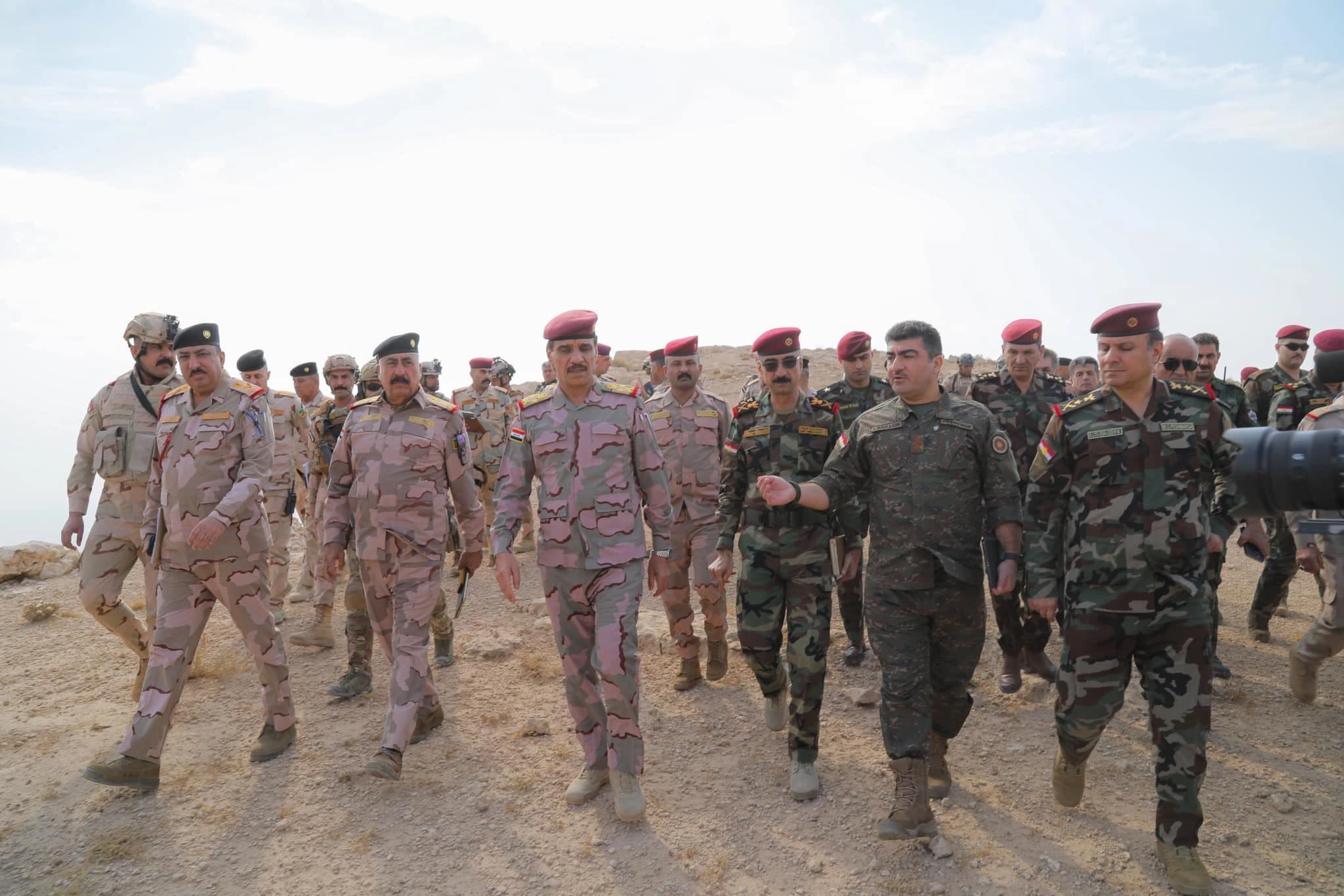 قوات البيشمركة مع وفد رفيع من الجيش العراقي خلال تفقدهم النقاط العسكرية على جبل قره جوغ