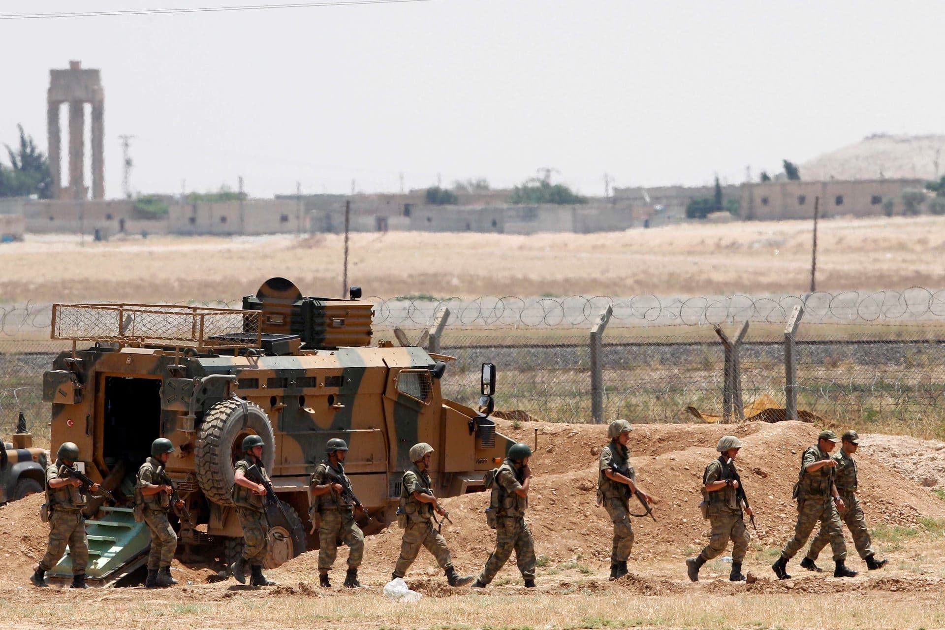 جنود أتراك على الحدود التركية السورية