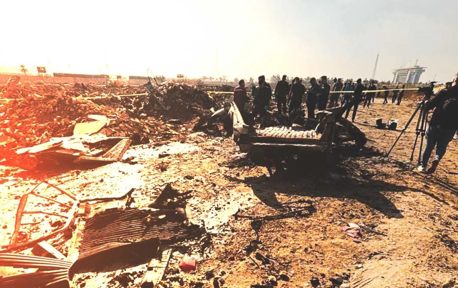 آثار القصف الذي استهدف مقراً للحشد الشعبي في بغداد