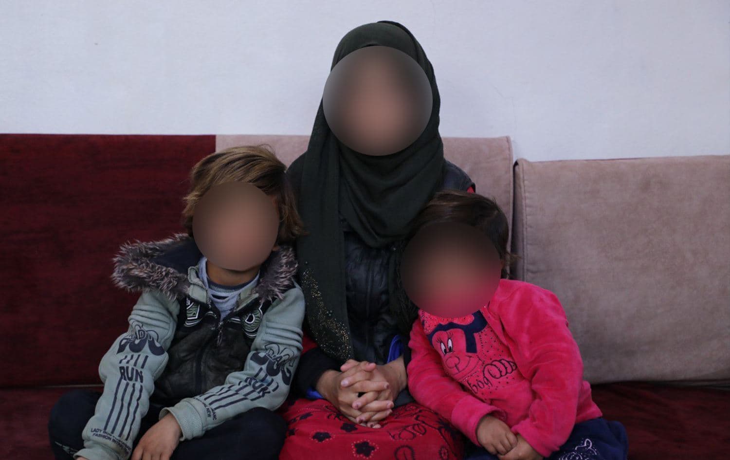 المرأة الإيزدية المحررة وطفليها