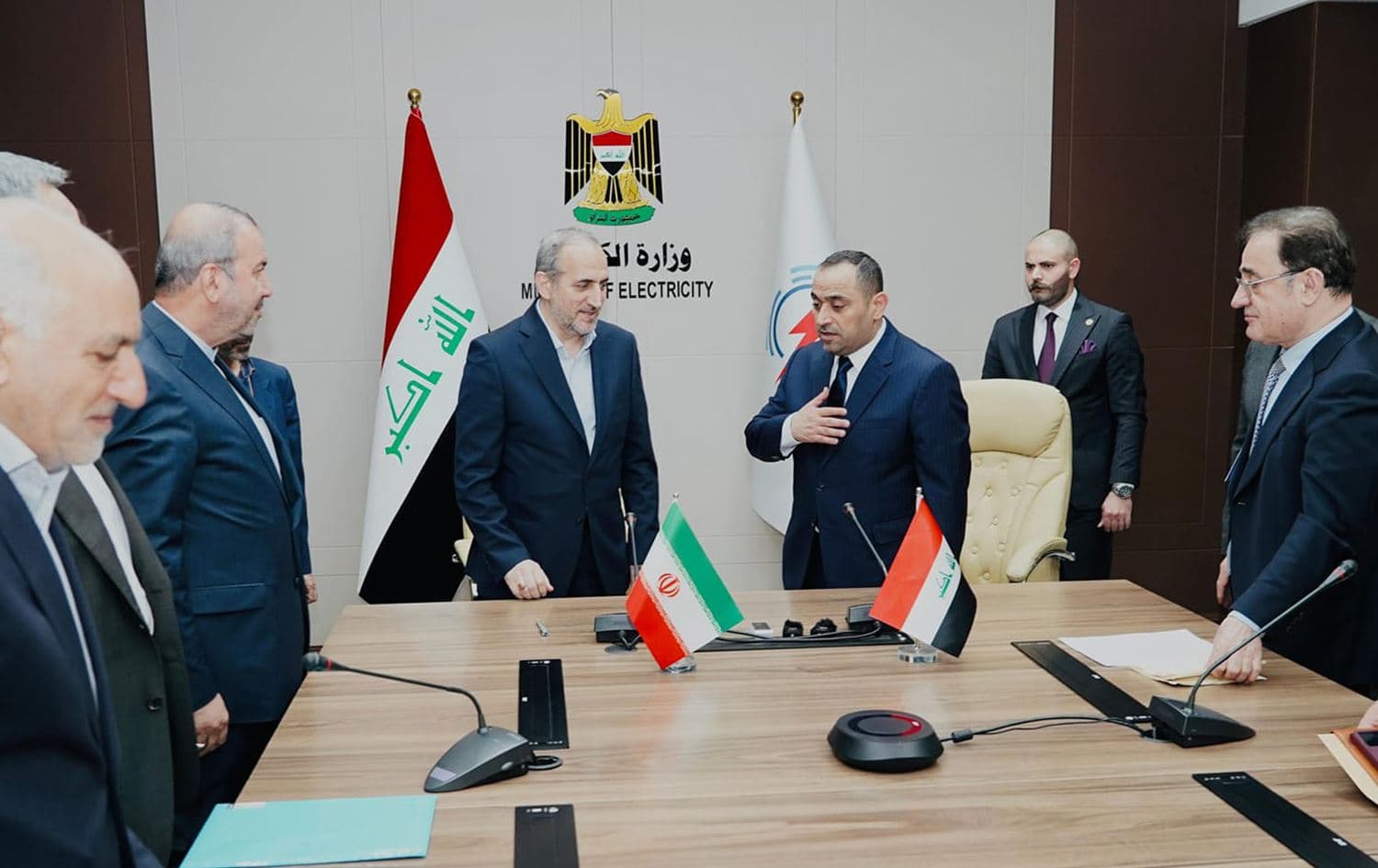 وزير الكهرباء العراقي زياد علي فاضل أثناء توقيع عقد استيراد الغاز مع شركة الغاز الوطنية الإيرانية