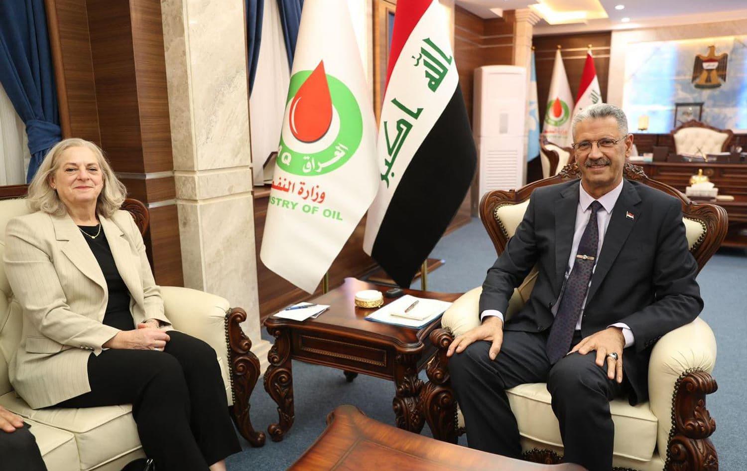 وزير النفط العراقي حيان عبد الغني والسفيرة الأميركية لدى العراق ألينا رومانوسكي