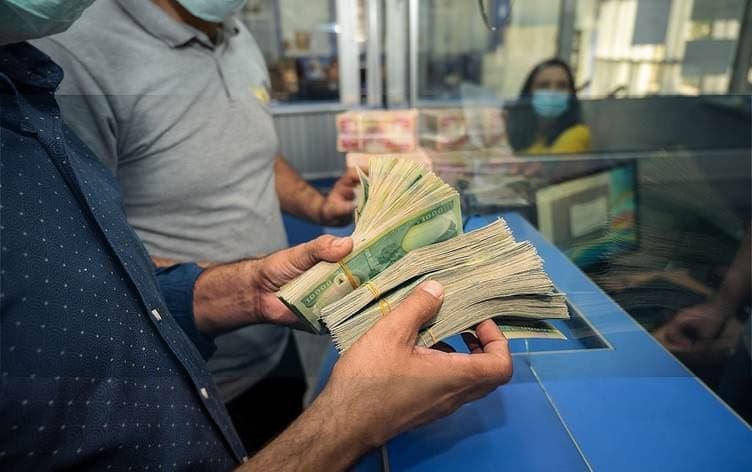 موظف أثناء توزيع الرواتب/ بلند طاهر - رووداو