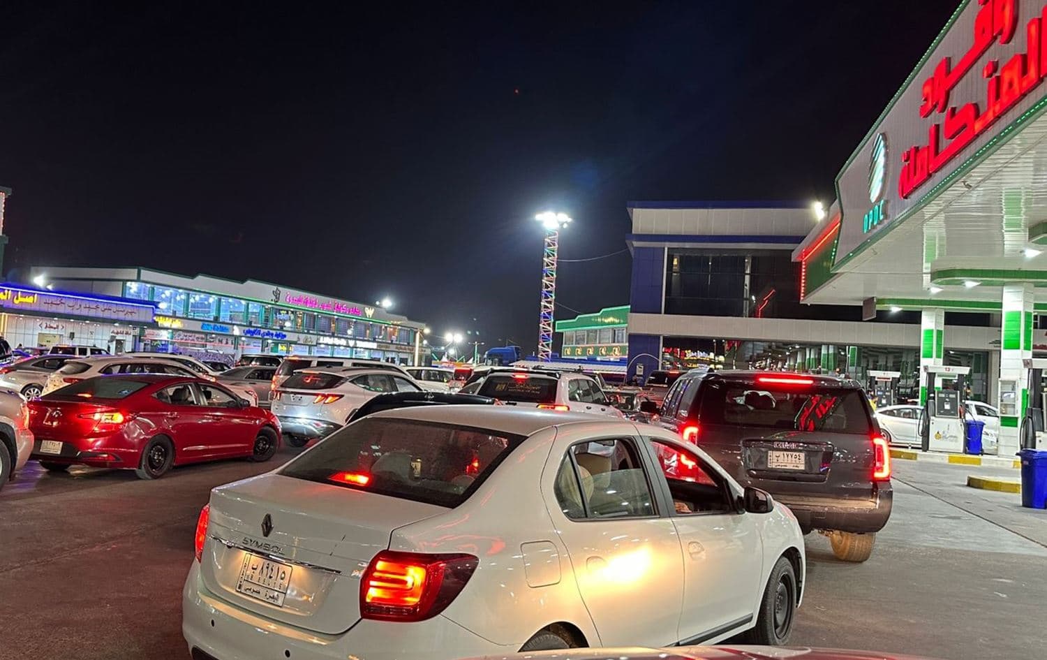 زحام على محطة وقود في البصرة