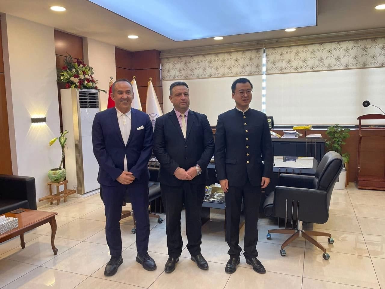 مدير الشركة العامة لإدارة المطارات والملاحة الجوية عباس صبار البيضاني خلال التوقيع