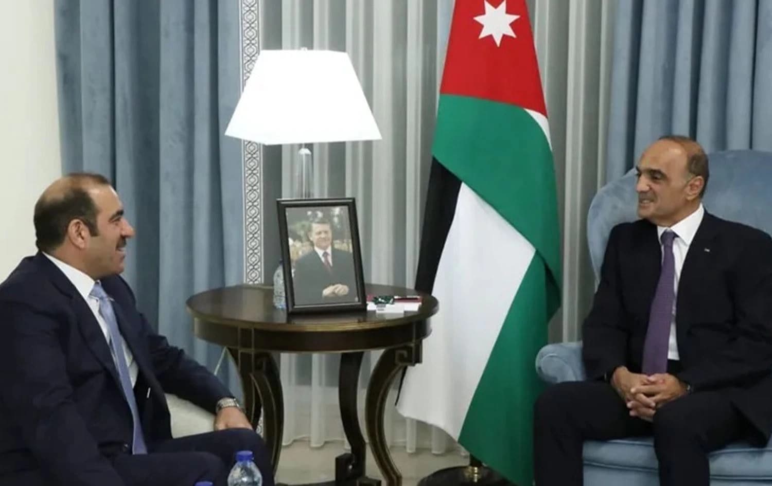 رئيس الوزراء الأردني بشر الخصاونة ووزير الصناعة والمعادن العراقي خالد البتال