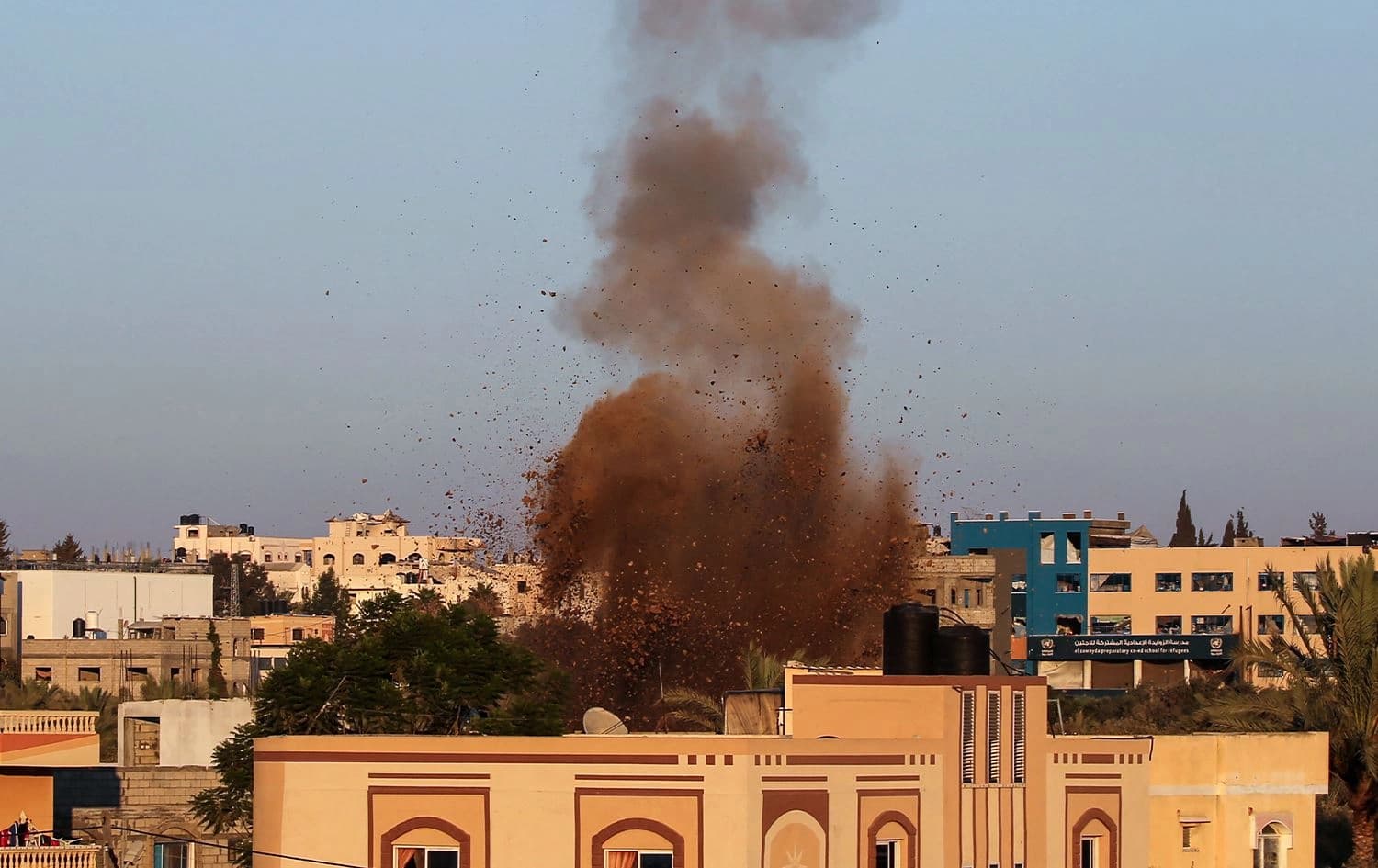 تصاعد الدخان بعد غارة إسرائيلية على الزوايدة في وسط قطاع غزة