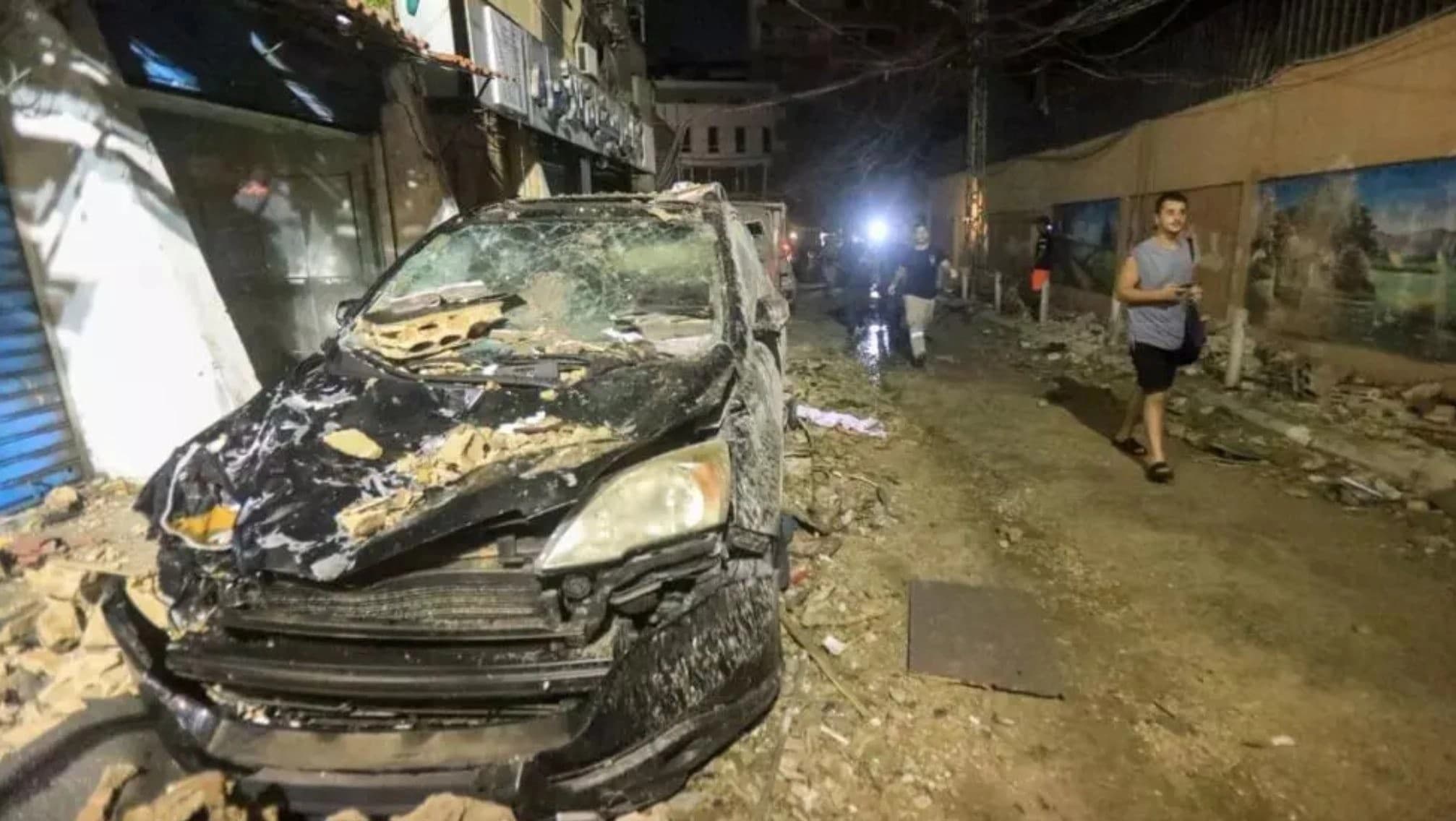 آثار غارة جوية نفذتها إسرائيل في الضاحية الجنوبية (أ ف ب)