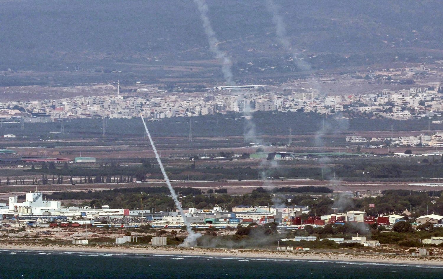 انطلاق صواريخ من نطام "القبة الحديدة" قرب حيفا لاعتراض صواريخ حزب الله - AFP