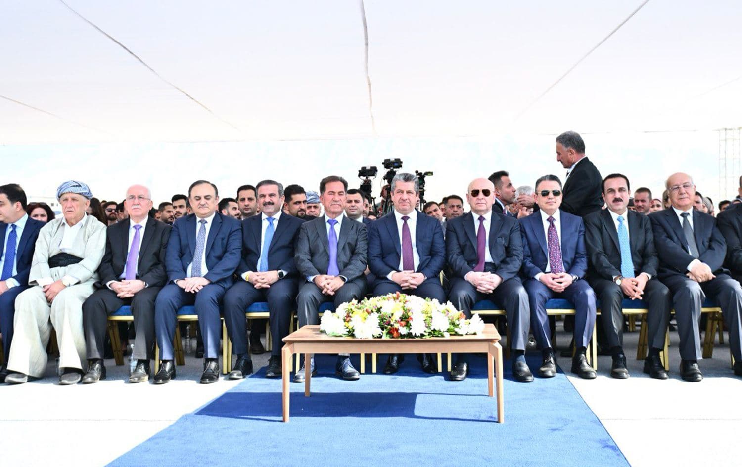 رئيس حكومة إقليم كوردستان مسرور بارزاني متوسطا الحضور في افتتاح سد كومسبان