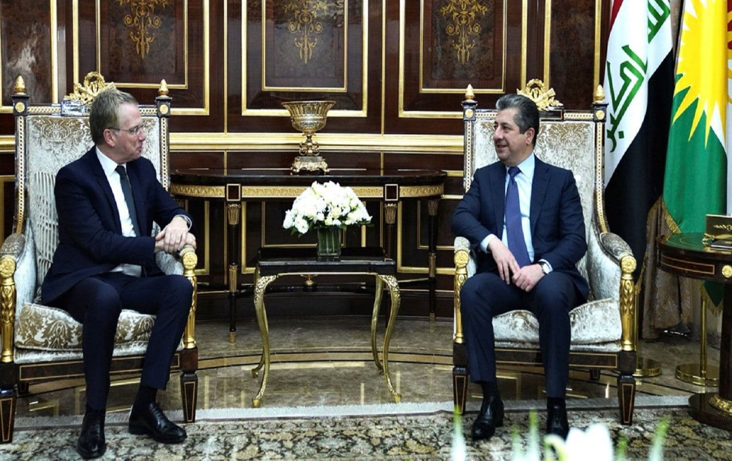 رئيس حكومة إقليم كوردستان مسرور بارزاني وسفير فرنسا لدى العراق باتريك دوريل