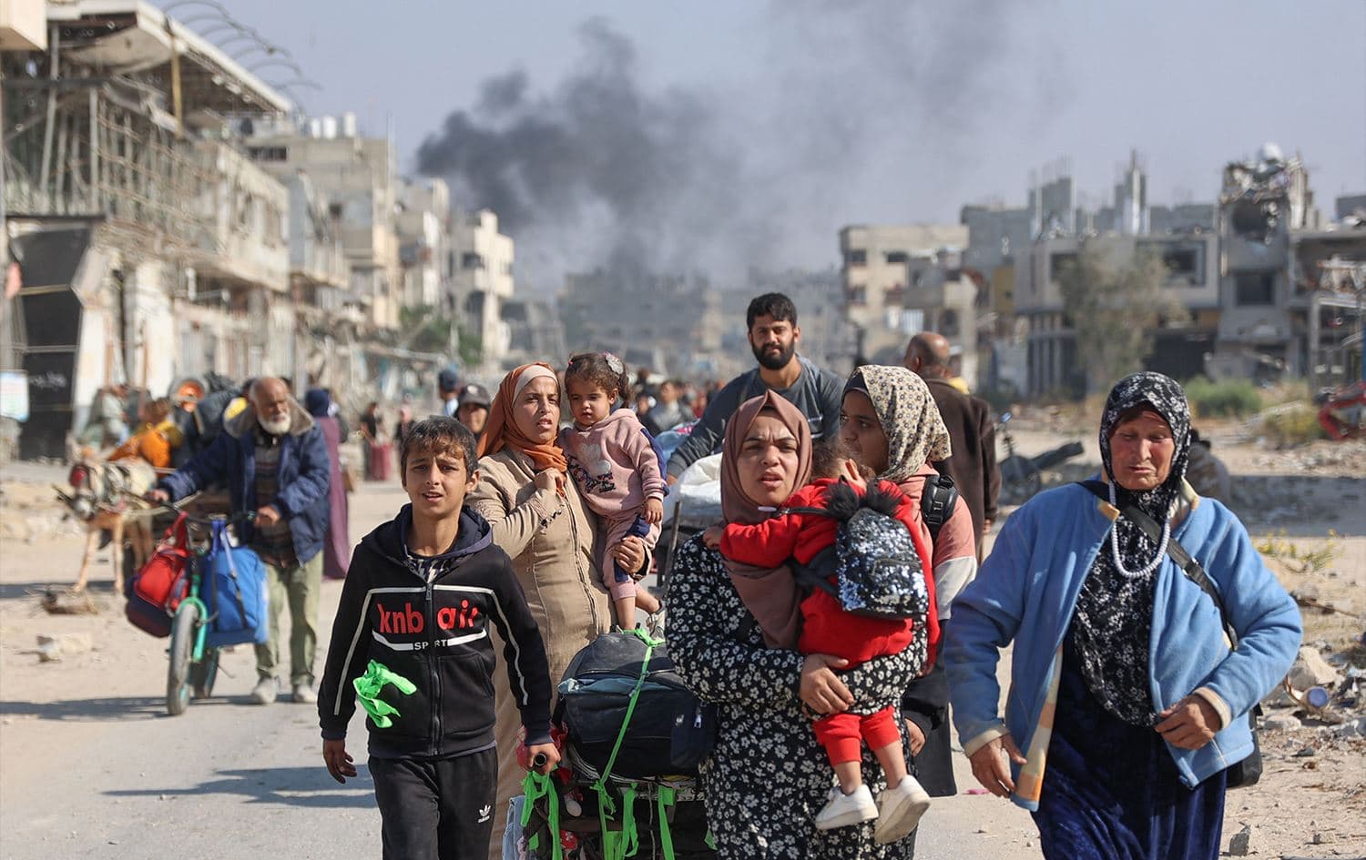 فلسطينيون نازحون من بيت حانون إلى جباليا بعد أوامر الإخلاء الإسرائيلية - AFP