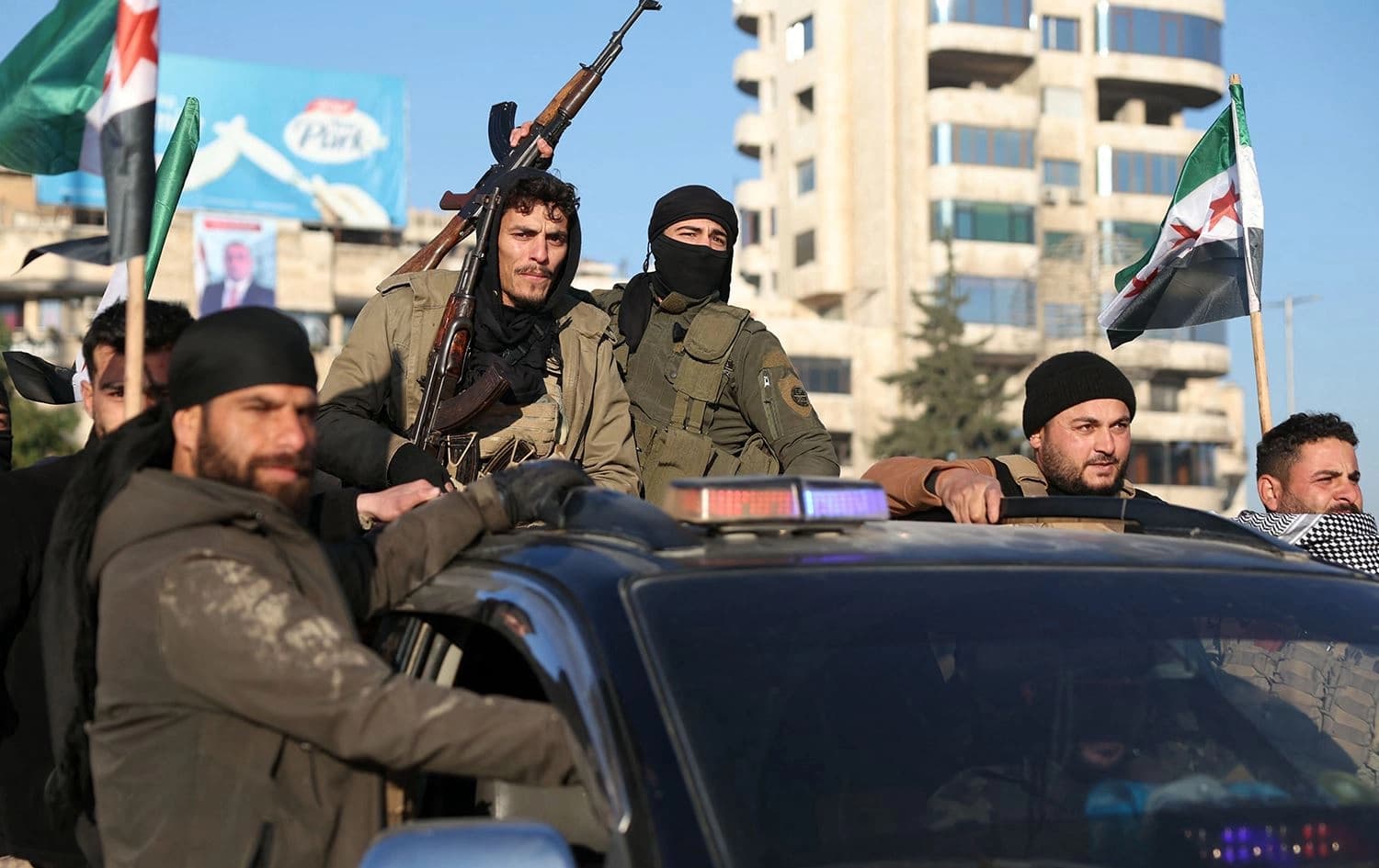 عناصر من فصائل معارضة مسلحة في حلب - AFP
