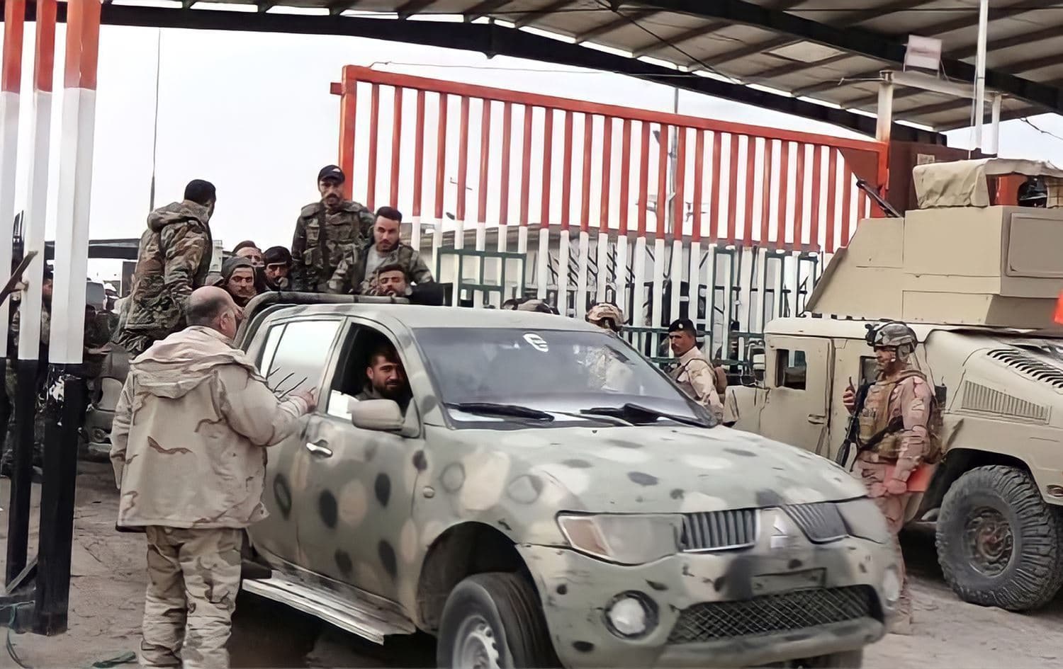 الجنود السوريين لدى دخولهم الأراضي العراقية عبر منفذ القائم