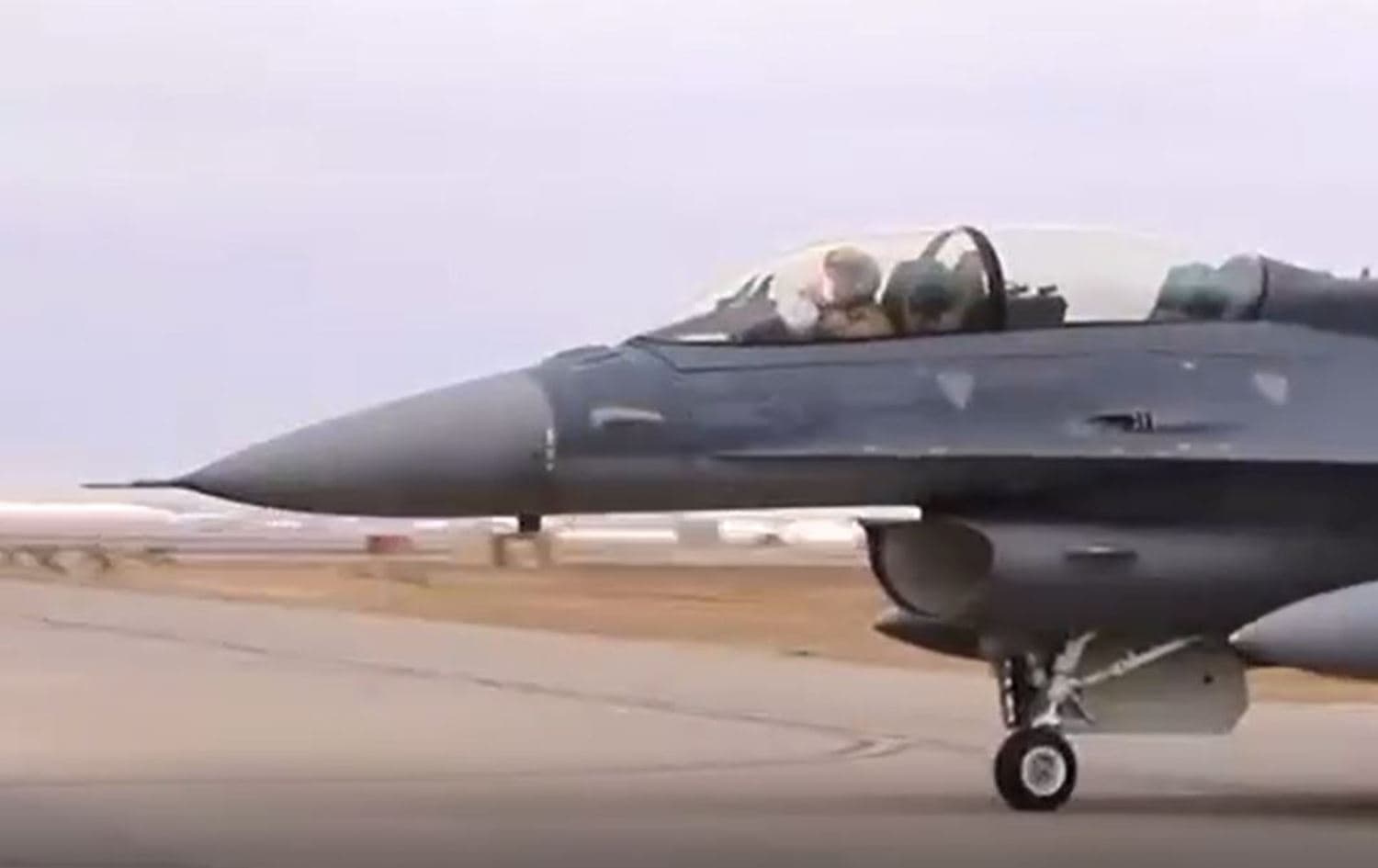 طائرة F-16 عراقية أثناء انطلاقها لضرب أهداف مضافة لداعش