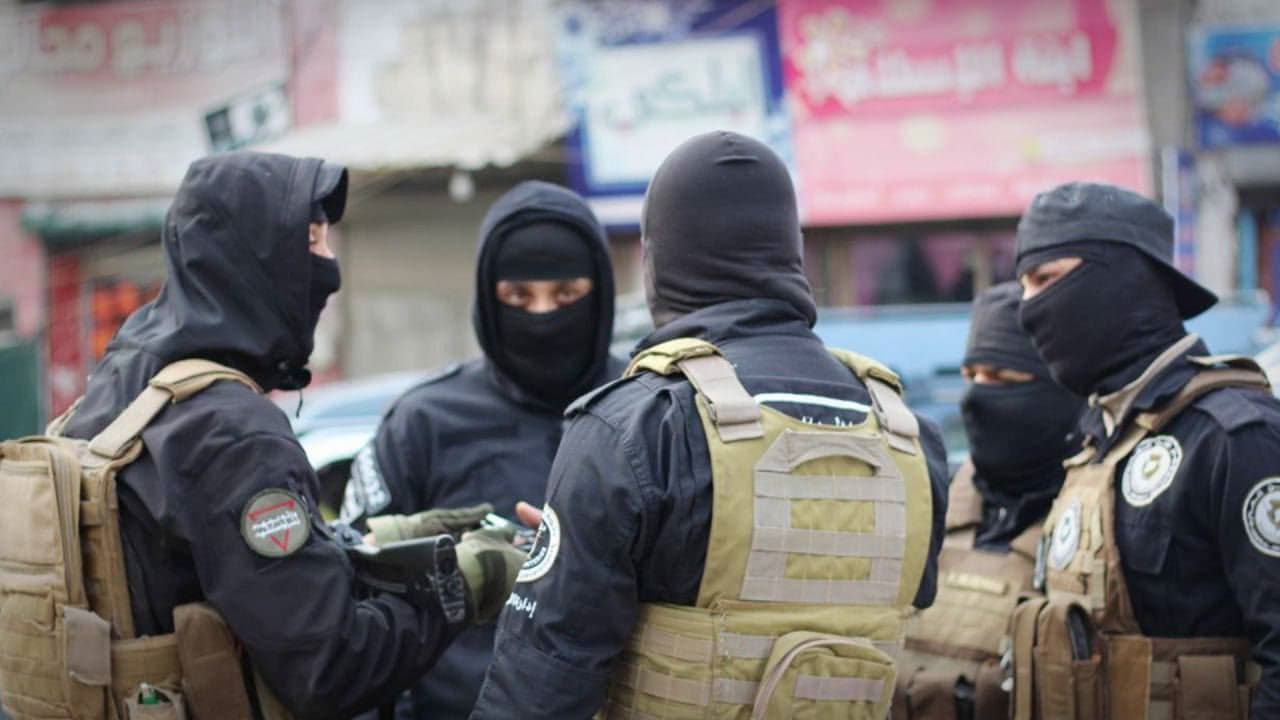 عناصر أمن سوريين تابعين للإدارة الجديدة