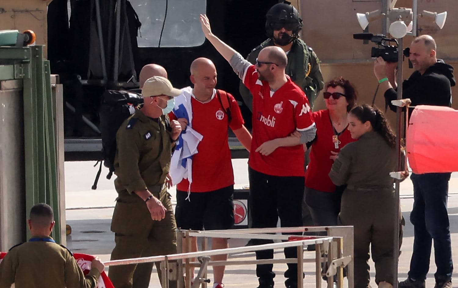 الرهينة الإسرائيلي-الأرجنتيني المفرج عنه حديثاً يائير هورن، يلوّح بيده بينما-AFP