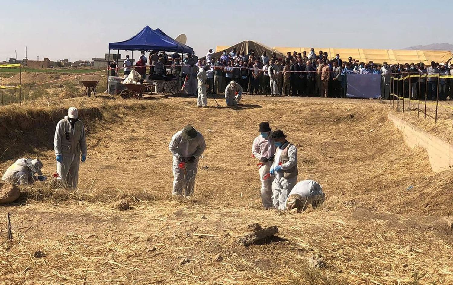 صورة أرشيفية لفتح مقبرة جماعية في سنجار
