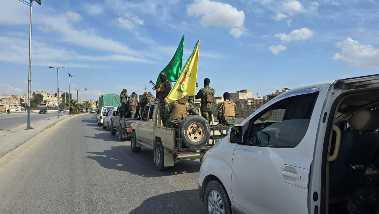 خروج مقاتلي وحدات حماية الشعب من الحيين الكورديين في حلب - أ ف ب