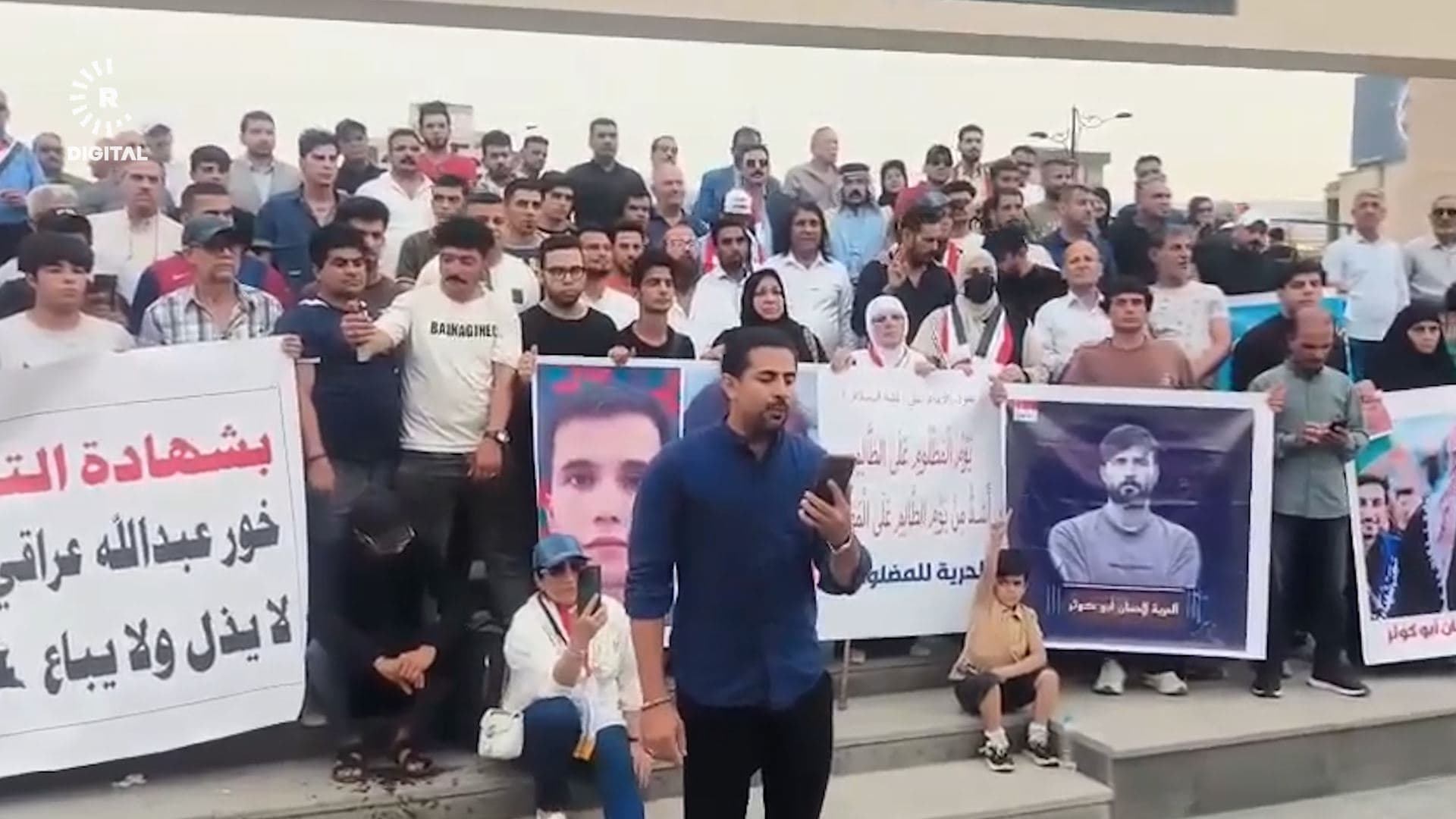 وقفة لناشطي تشرين في ساحة التحرير وسط العاصمة بغداد