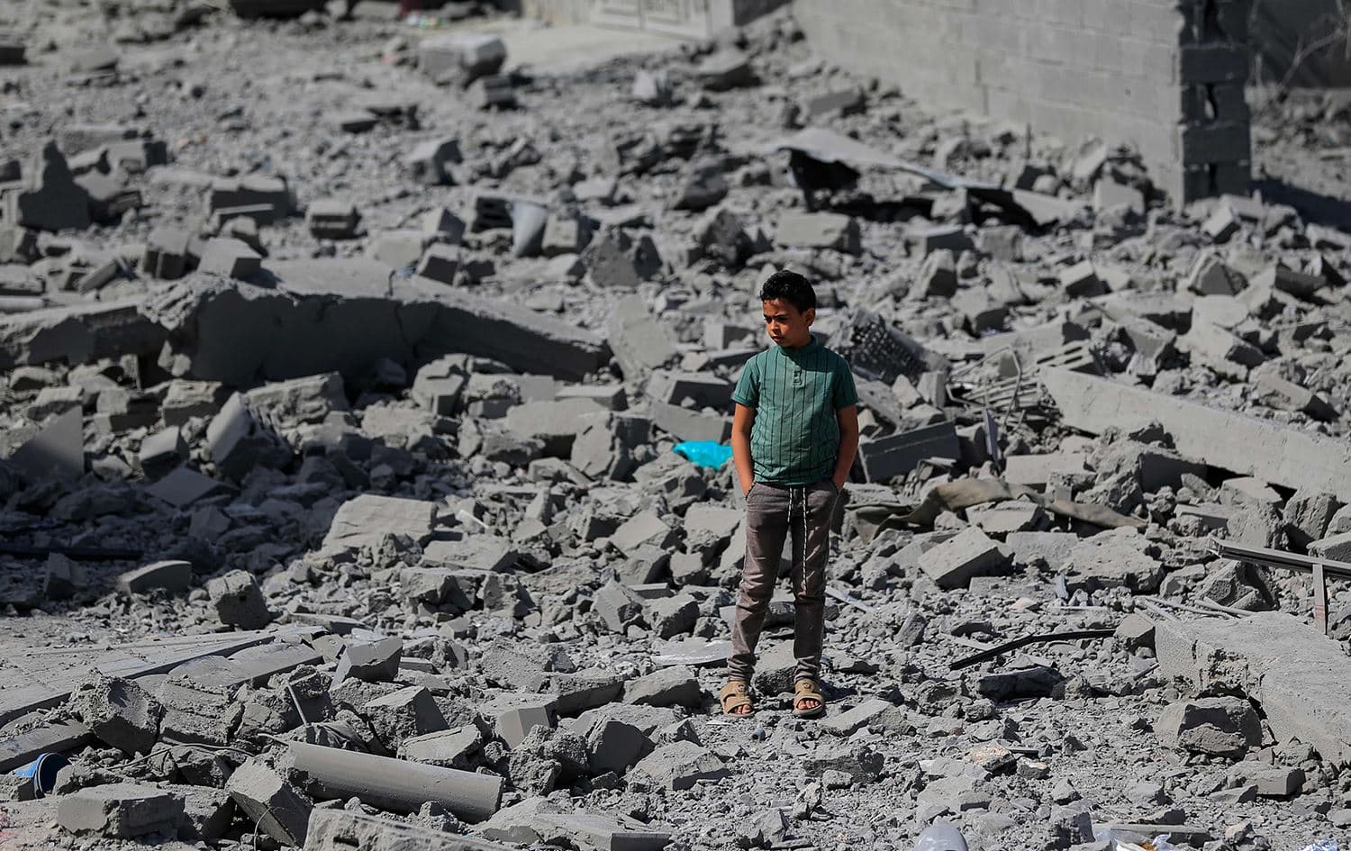 صبي يقف وسط الدمار الذي خلفته ضربات جوية في صنعاء-AFP