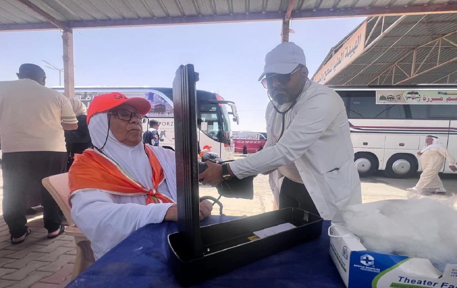 تقديم الخدمات الطبية من قبل دائرة صحة الانبار للحجاج المتوجهين الى السعودية عبر منفذ عرعر