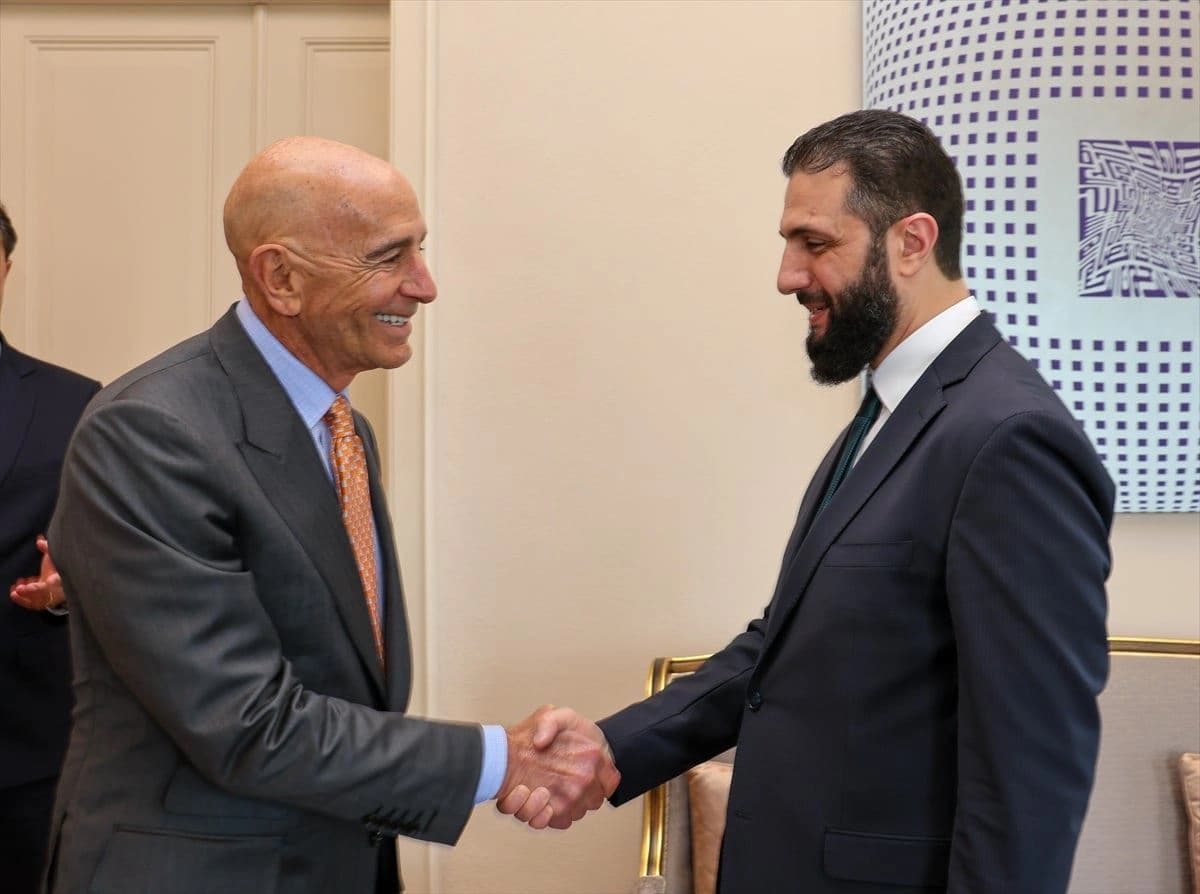 الشرع وباراك في أول لقاء بينهما في إسطنبول