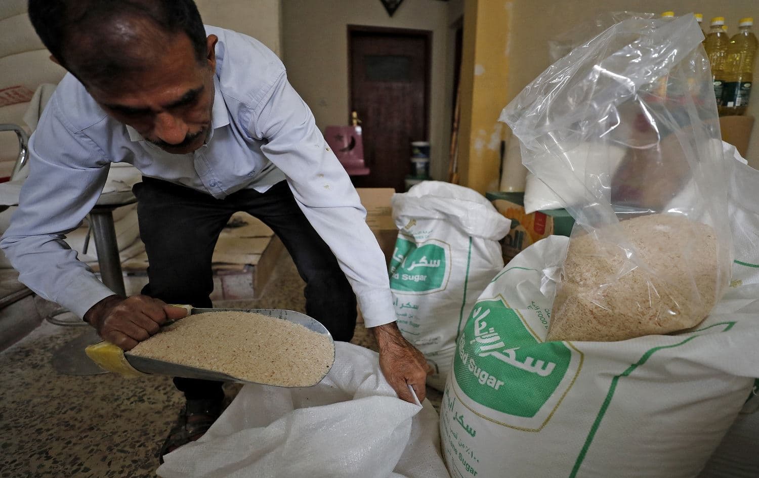 رجل يجهز مواد البطاقة التموينية - ارشيف
