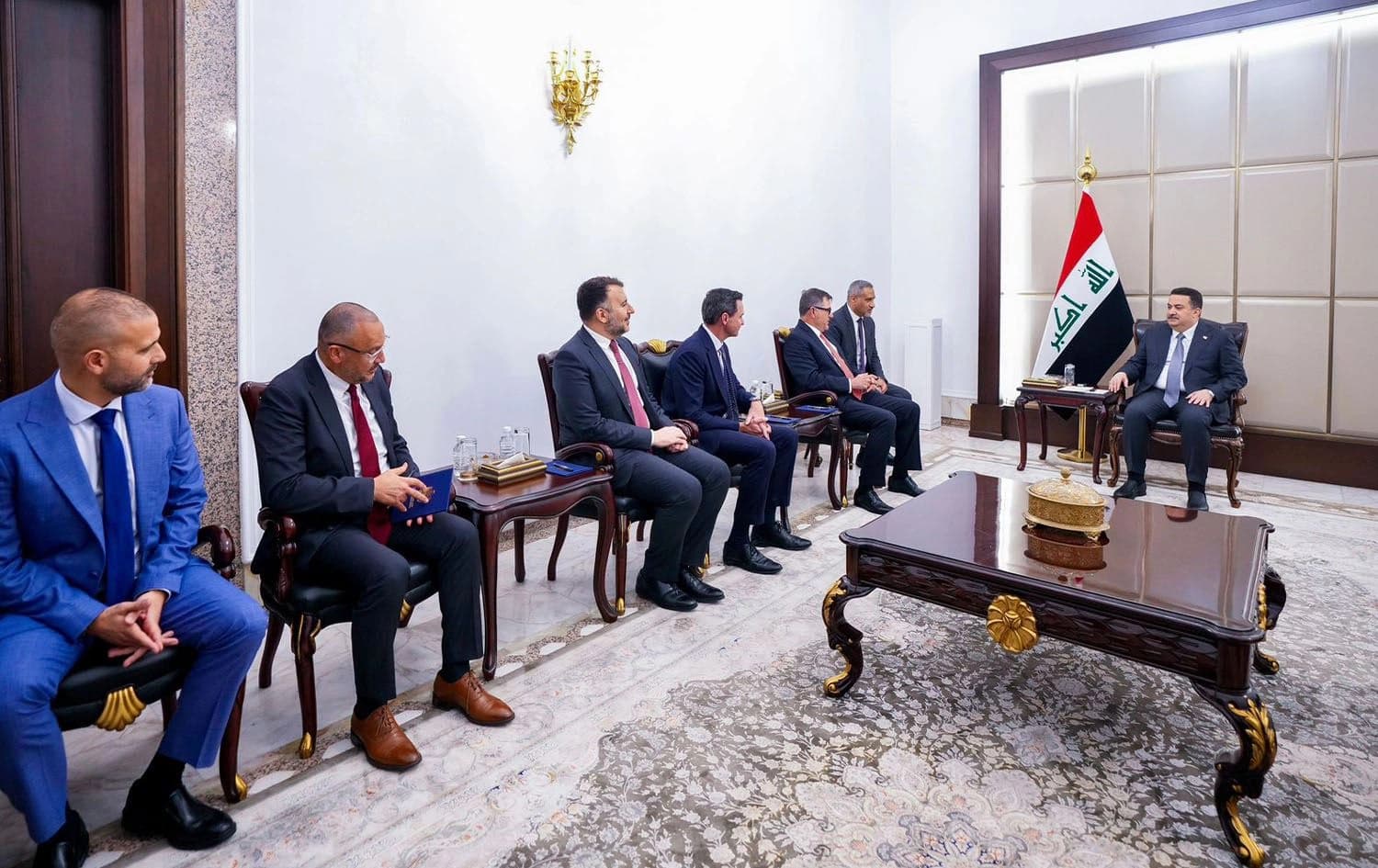 رئيس الوزراء العراقي محمد شياع السوداني خلال استقباله رئيس مجلس إدارة شركة هاليبرتون الأميركية جيف ميلر والوفد المرافق له