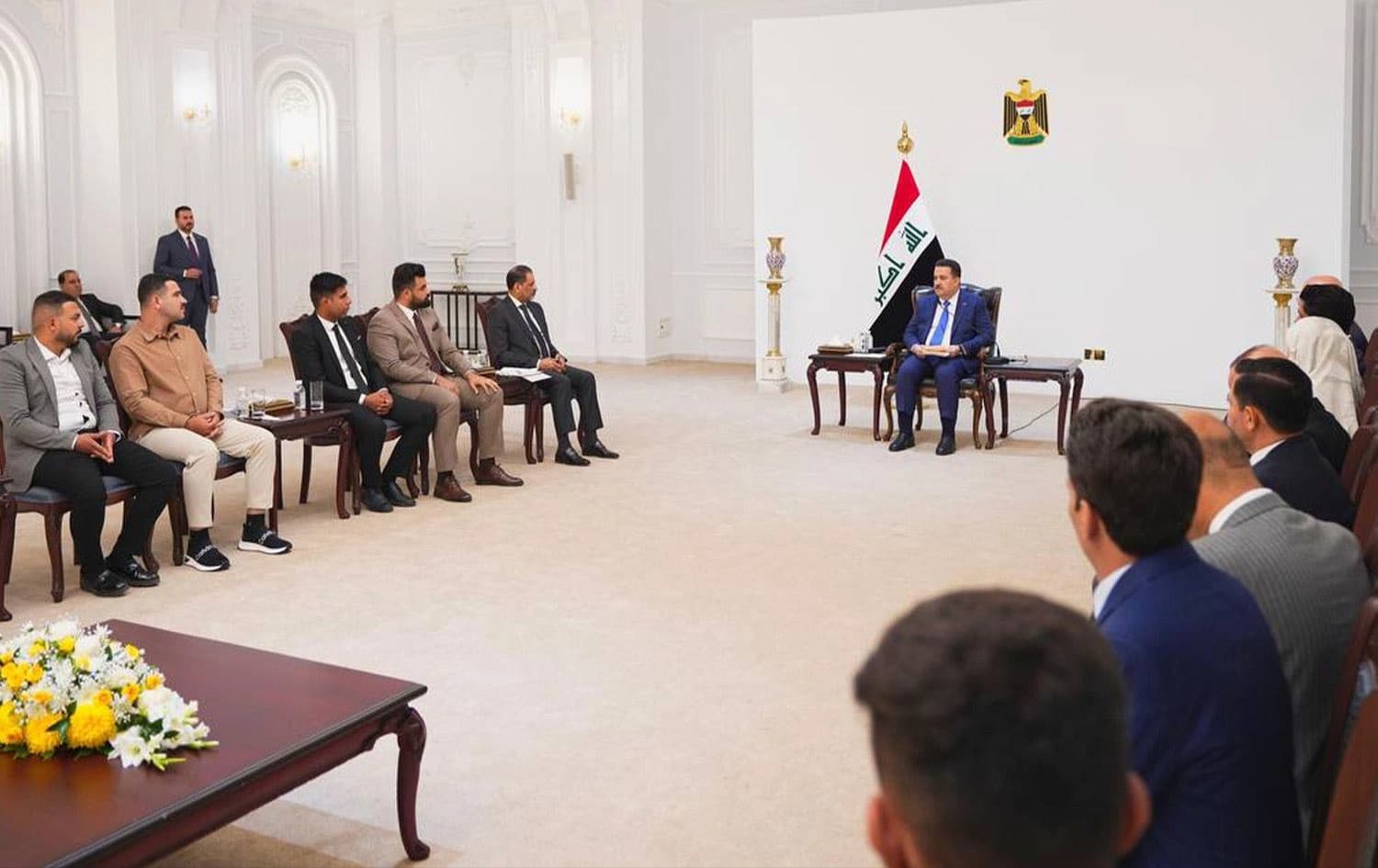 السوداني خلال استقباله مجموعة من الشباب العاملين في مجال خدمة التوصيل