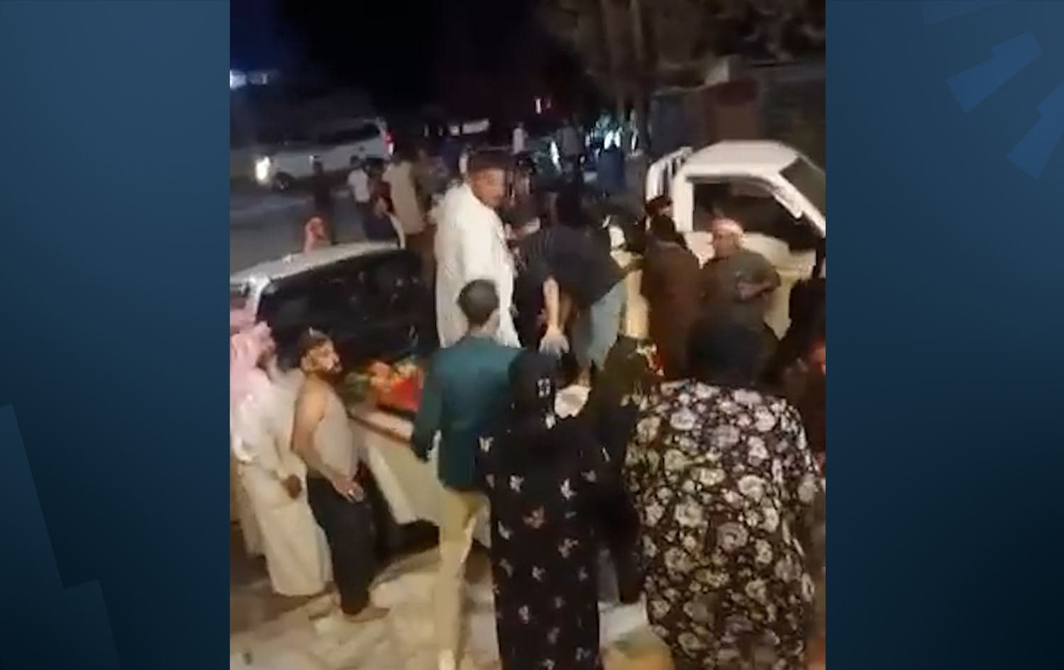 نقل المصابين الجرحى