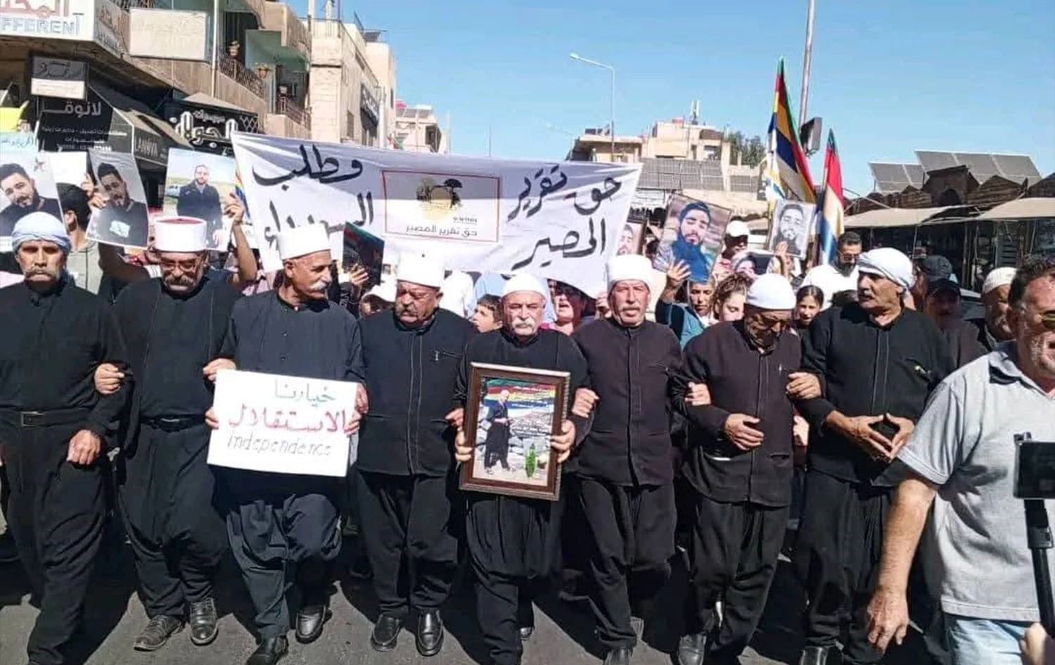 مظاهرة أهالي السويداء تطالب بحق تقرير المصير