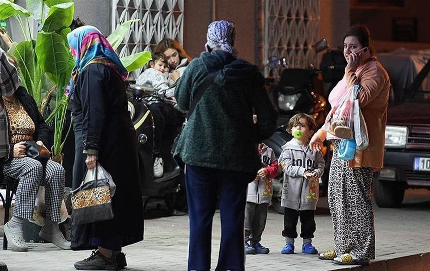 الاهالي يخرجون الى الشوارع عقب زلزال ضرب ولاية باليكسير التركية
