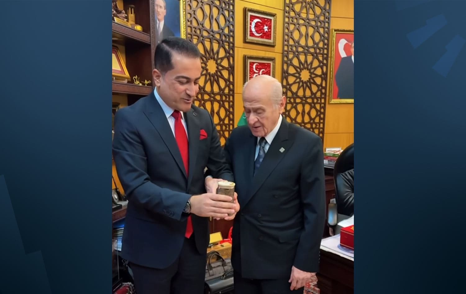 في أثناء تقديم قبضة من تراب كركوك لباخجلي