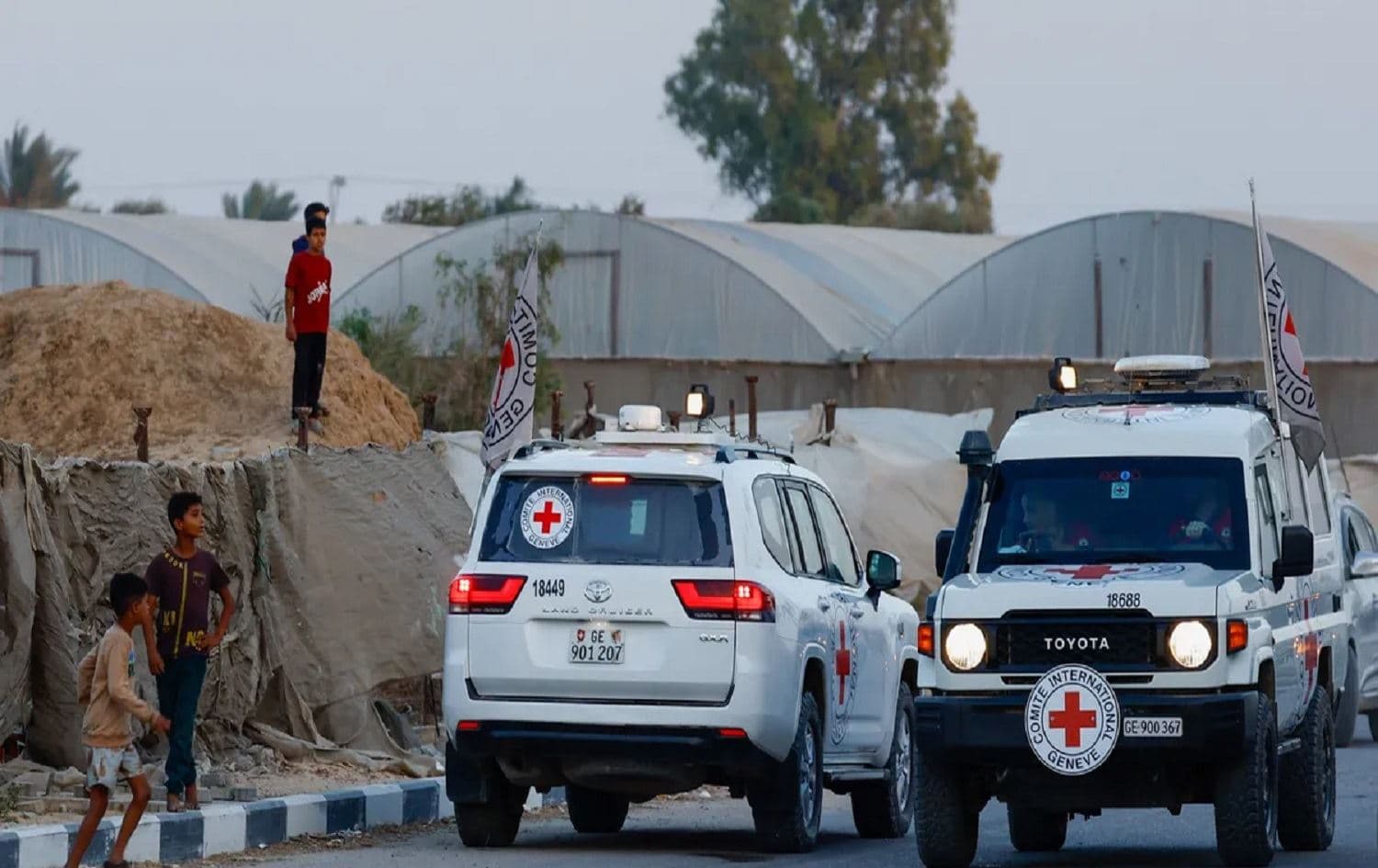 سيارتان تابعتان للصليب الاحمر في قطاع غزة