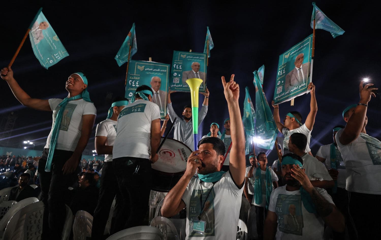 مواطنون يحملون صور مرشح للانتخابات