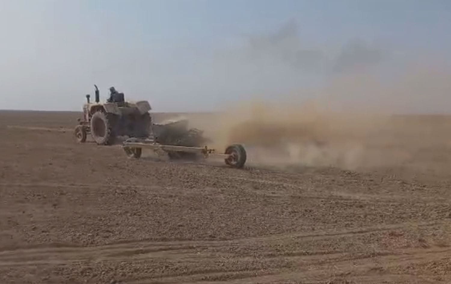 نثر البذار في أرض زراعية بقامشلو
