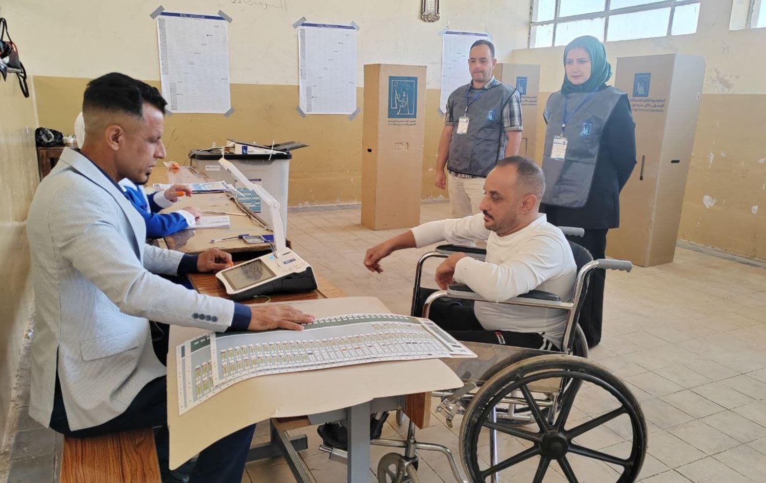 مواطن يدلي بصوته في الانتخابات في محافظة نينوى