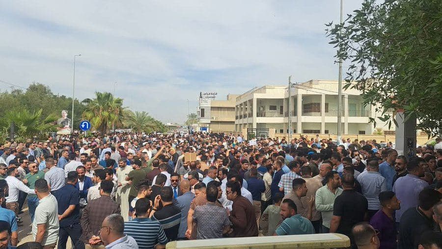 صورة من إضراب معلمين عراقيين في نيسان الماضي